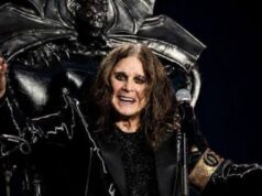 Ozzy Osbourne sul palco del Villa Park di Birmingham durante l'evento Back To The Beginning