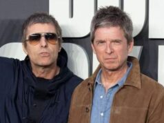 Liam e Noel Gallagher sul palco durante l'annuncio delle date del tour Oasis Live 27