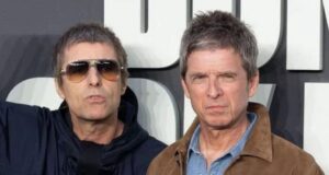 Liam e Noel Gallagher sul palco durante l'annuncio delle date del tour Oasis Live 27
